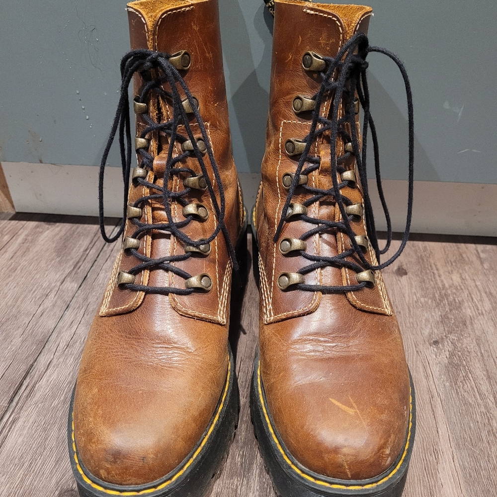 Dr Martens Leona Boot